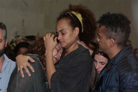 Foto Familiares e amigos se despedem de Jair Rodrigues no velório em