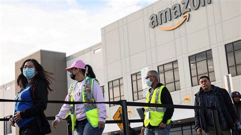 Amazon Workers Win Battle To Form First Us Union Bbc News