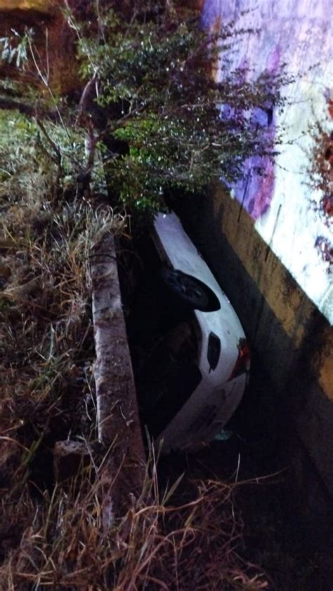 Carro Cinco Jovens Despenca De Altura De Cerca De Tr S Metros Em