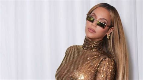 Beyonce Presko Ila Grudnjak I U Potpuno Prozirnoj Haljini Ponosno