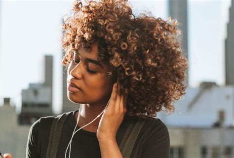 comment entretenir  styliser vos cheveux boucles les astuces pour