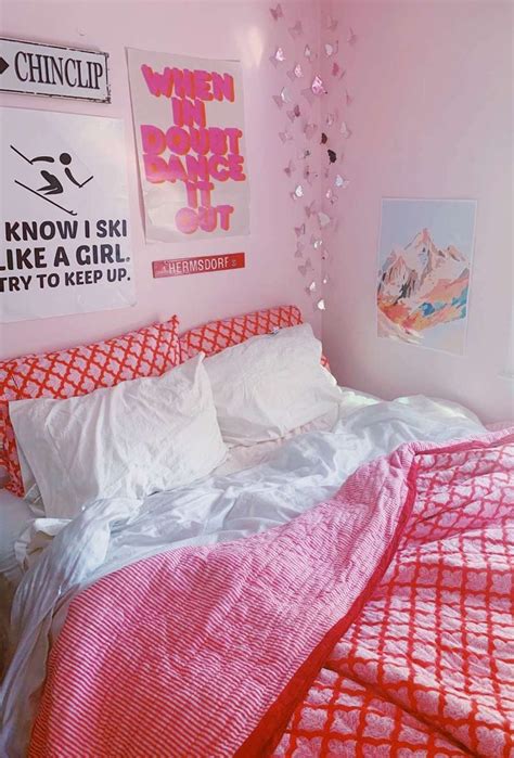 Pin By Alexandra Hermsdorf On Fashion Dorm Room Decor Pink Dorm