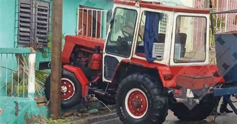 se empotra  tractor contra el portal de una casa en santiago de cuba