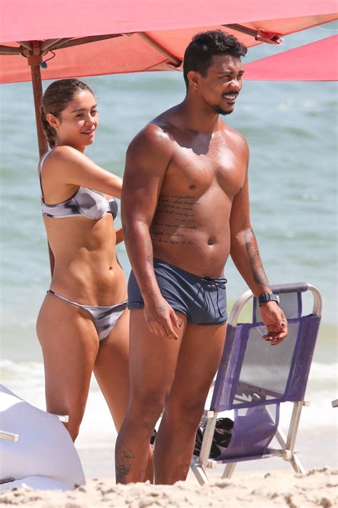 Em clima de romance Sophie Charlotte e Xamã trocam beijos na praia