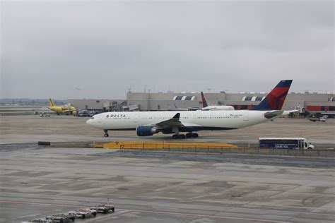 Parked Delta Planes Shut Down Runway At Atlanta Simple Flying