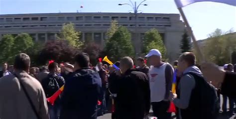 Protest de amploare ale CFR iștilor Mii de angajaţi au ieşit în faţa