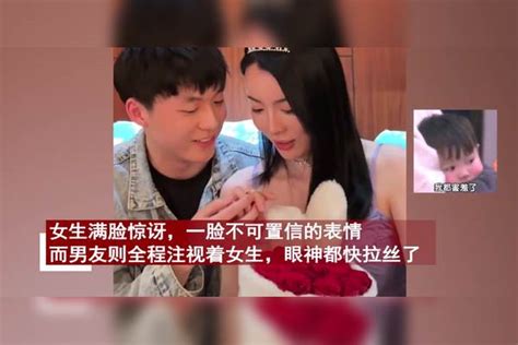 男生趁女友拍照比耶给她戴上戒指，全程注视女友眼神拉丝：太甜了