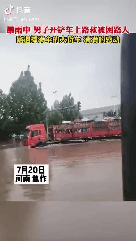 当铲车遇上了大卡车，网友：忽然泪目，这就是我们的中国啊