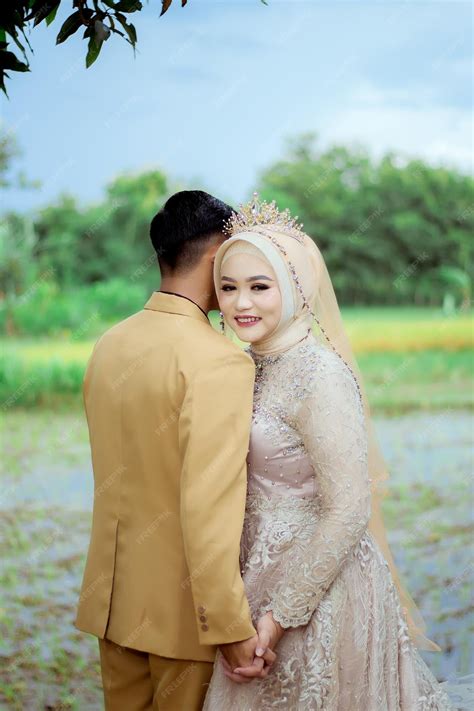 Increíble sonriente pareja de novios novia del día de la boda en