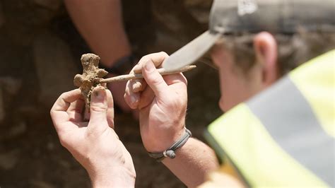 intriguing finds  solve mystery  women  medieval cemetery
