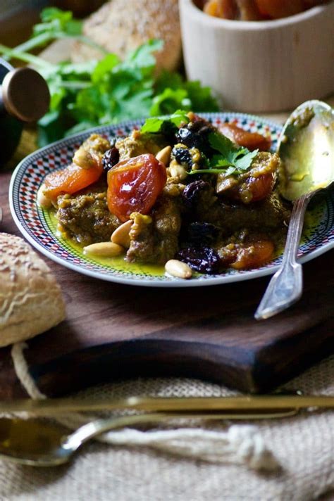 Tajine de veau aux pruneaux abricots et raisins secs Aux délices du