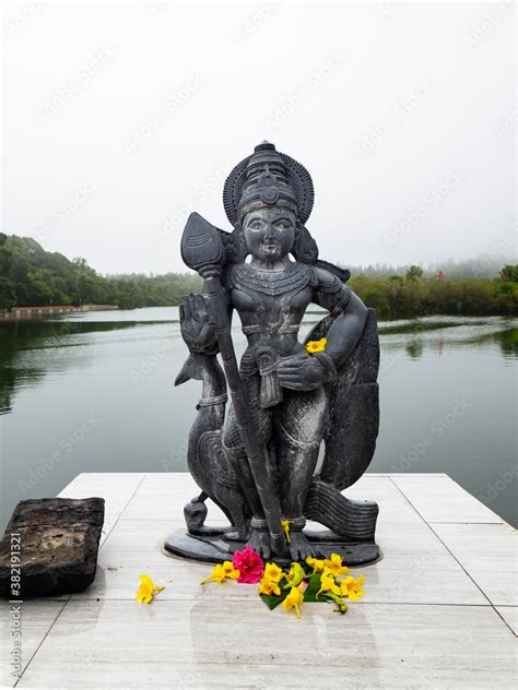 Hinduistische G Tterstatue Am Heiligen Kratersee Grand Bassin Oder