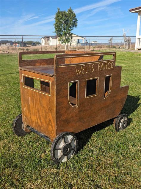 Small Wooden Stagecoach - Wells Fargo Logo - Broken Pulley/Hitch