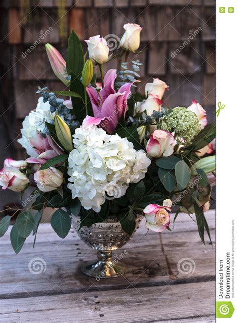 Ramalhete Do Casamento Das Flores Brancas E Cor De Rosa Imagem De Stock