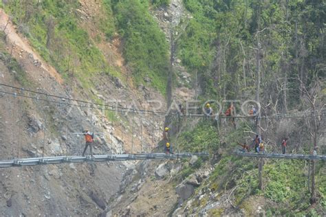 Pembangunan Jembatan Gantung Gladak Perak Antara Foto