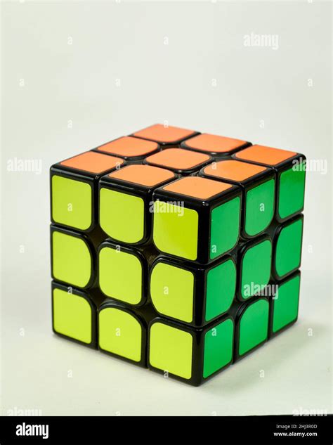 Resuelto El Cubo De Rubik En Amarillo Verde Y Naranja Sobre Fondo