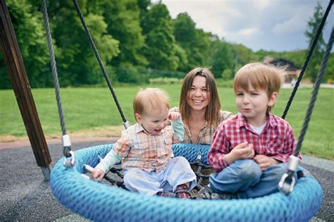 Photo Libre De Droit De Maman Et Enfants Jouant Avec Des Fils Sur Une