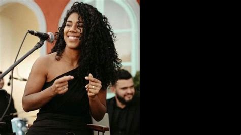 Cantora é agredida em restaurante e polícia investiga injúria racial