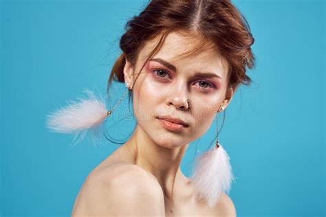 Linda Mulher Glamour Ombros Nude Brincadeira Brinca Luxuoso Vestir Fundo Azul Foto De Stock