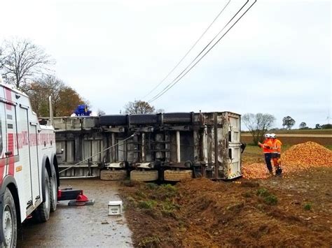 Un Poids Lourd Se Couche Entre La Selle Craonnaise Et Saint Aignan Sur