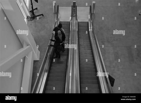 Rolltreppe Schwarzweiß Stockfotos und bilder Alamy