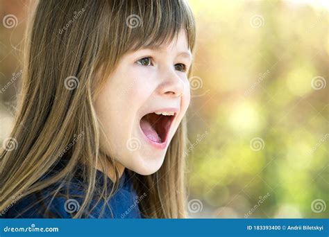 Portrait De La Jolie Fille Des Enfants Avec Des Yeux Gris Et Les Longs