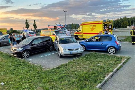 Fahrzeug Kracht In Einparkenden Pkw Vier Personen Verletzt