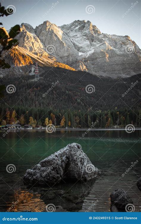 Zugspitze I Eibsee Jezioro Lodowcowe W Alpach Bawarskich Niemcy Obraz