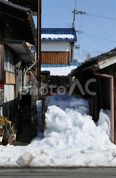 民家の間に積もった雪 No 2134730｜写真素材なら「写真ac」無料（フリー）ダウンロードok