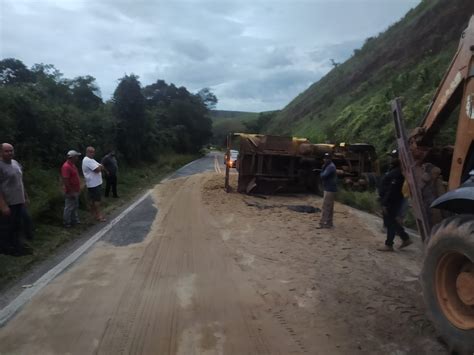 Caminhão carregado de areia tomba na BR 267 TVJF