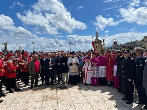 Lipari Parte La Processione E Spunta Il Sole Una Pasqua All Insegna