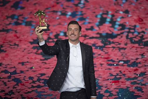 Gabbani Vince Il Disco D Oro Con Occidentali S Karma