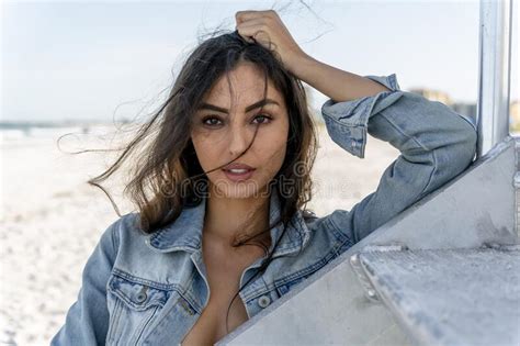 Precioso Bikini De Raza Mixta Modelo Posando Al Aire Libre En Una Playa Del Caribe Imagen De