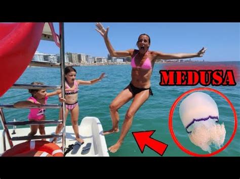 MAMMA CLAUDIA VIENE PUNTA DA UNA MEDUSA AL PIEDE MENTRE FA IL BAGNO AL