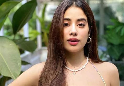 Jhanvi Kapoor Was Seen Escaping From The Camera Late At Night Wearing Such A Dress Became A