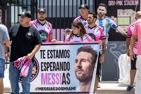 Hinchas Del Inter De Miami Reciben A Messi Para Su Firma Con El Club