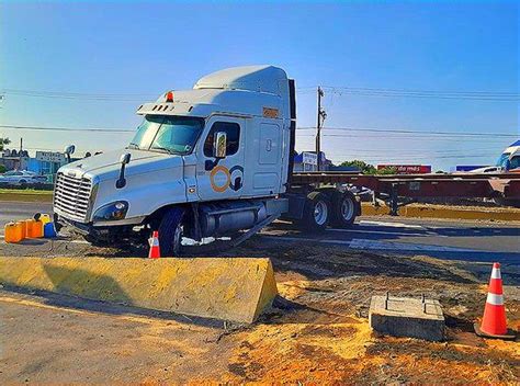 CIERRAN LA AUTOPISTA VERACRUZ CARDEL POR TRÁILER QUE QUEDÓ ATRAVESADO