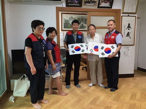 한국자유총연맹 수영구지회 광안1동분회 광일아랫땀경로당에 태극기 퍼즐 증정 부산의 대표 정론지 국제신문