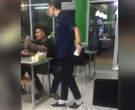 Tingkah Absurd Pelayan Di Restoran Ini Bikin Netizen Geli Geli Ngakak