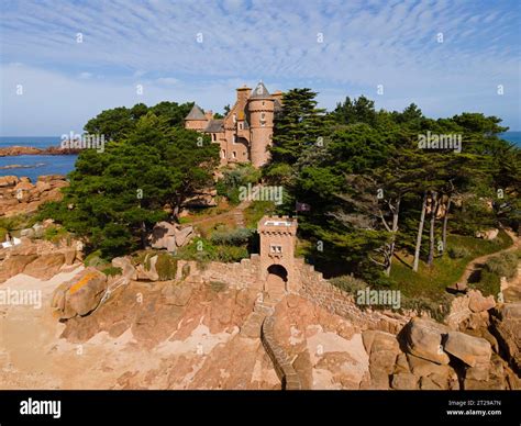 Vue aérienne rocher granitique château et île de Costaeres château