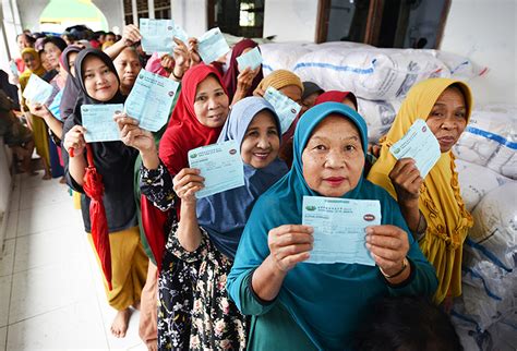 Paket Lebaran Paket Sembako Untuk Warga Kamal Muara