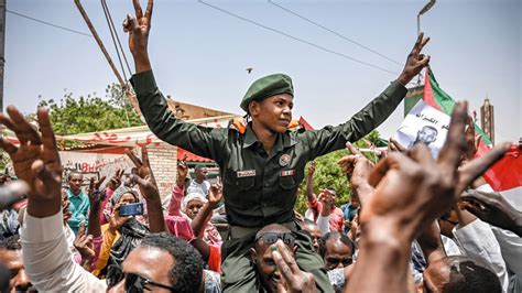 تظاهرات سودانية تدعو إلى محاكمة رموز النظام السابق واستعدادات لـ