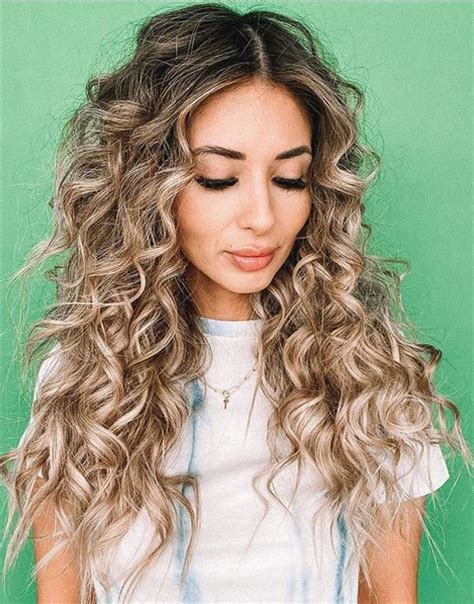 20 Sexy curly hairstyle for white girls 2020 - Fashionsum