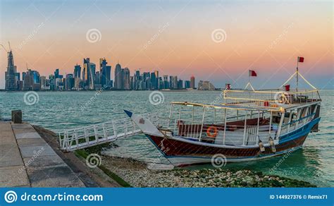 Horizonte De Doha Qatar Con Los Barcos Tradicionales Del Dhow De Qatari