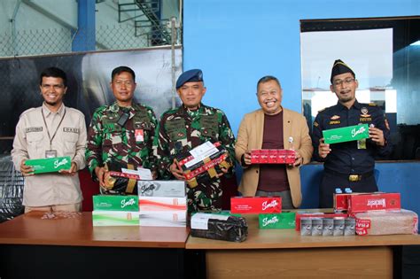 Anggota TNI AU Lanud SMH Palembang Gagalkan Pengiriman Rokok Non Cukai