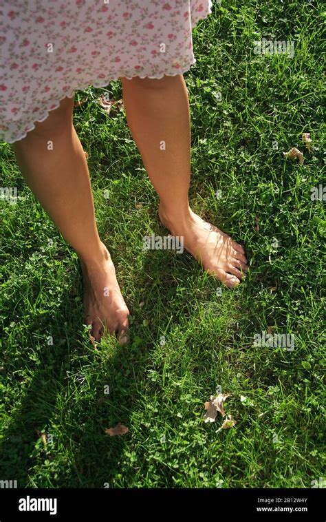 Femme Debout Pieds Nus Pelouse Banque De Photographies Et Dimages à