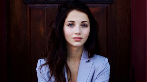 Emily Rudd Looking At Viewer Smiling Closeup Blue Eyes Sensual Gaze Wallpaper Coolwallpapersme