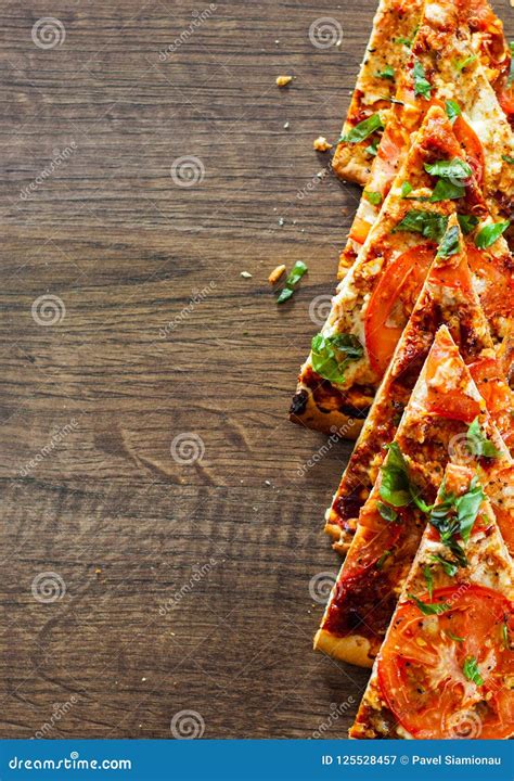 Plakken Van Pizza Met Mozarellakaas Tomaten Peper Kruiden En Vers