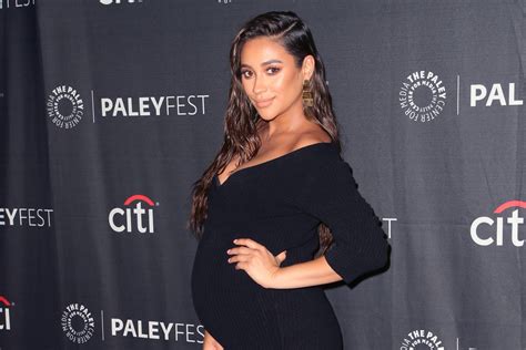 Pretty Little Liars Shay Mitchell Pregnant