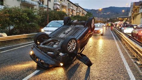 Messina Incidente Sul Viale Gazzi Auto Ribaltata Tre Feriti E